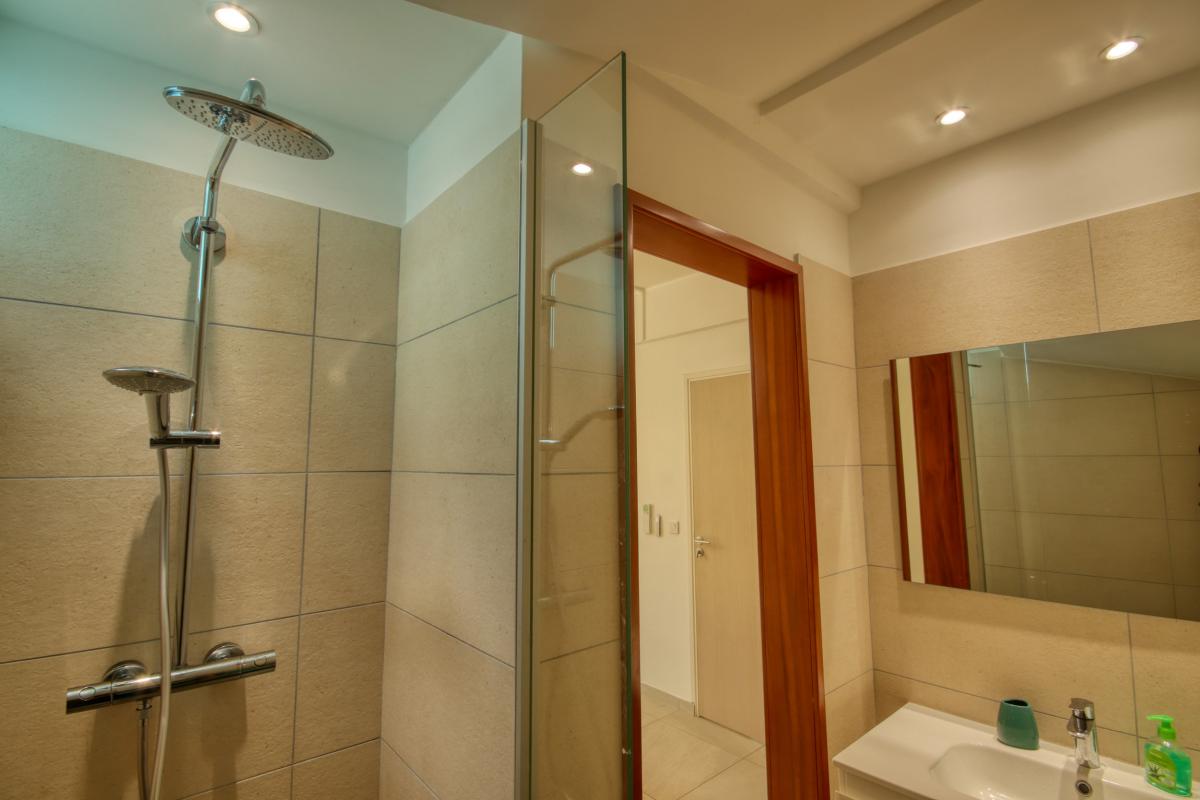 location villa 8 personnes le Diamant Martinique salle d'eau chambre 4